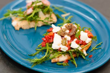 Karides, roka, domates, peynir ve sos, yakın plan, yüksek İtalyan mutfağı.