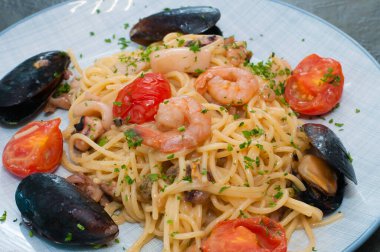 Karides, midye, domates ve peynirli makarna. İtalya 'dan gelen lezzetli, geleneksel yemekler.