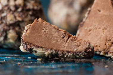 Lezzetli çikolatalar waffle kırıntılarıyla dilimlenmiş, yarı yarıya kesilmiş, yakın çekim makro, yan görüş ve üst görüş.