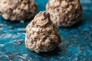 Çikolatalı şekerlemeler waffle kırıntıları, yakın plan makro mavi arka plan, yukarıdan görünüm