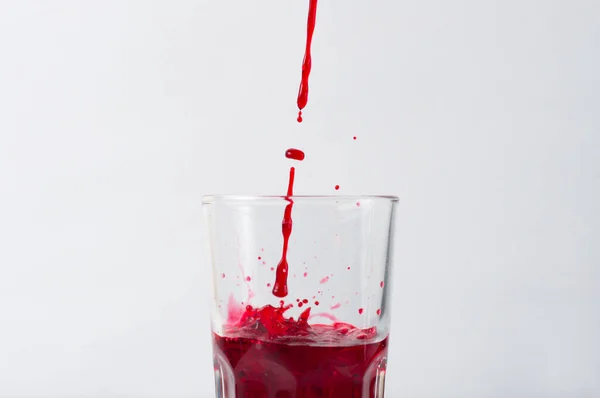 Druva Och Granatäpple Juice Häller Glas Isolera Vit Bakgrund — Stockfoto