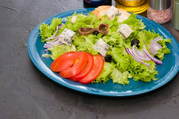 Insalata Con Polpo Calamaro Formaggio Pomodoro Olive Cipolle Spezie Crostini — Foto Stock