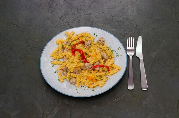 Pastas italianas con carne, queso, especias, perejil y salsa de tomate rojo. Comida tradicional gourmet —  Fotos de Stock