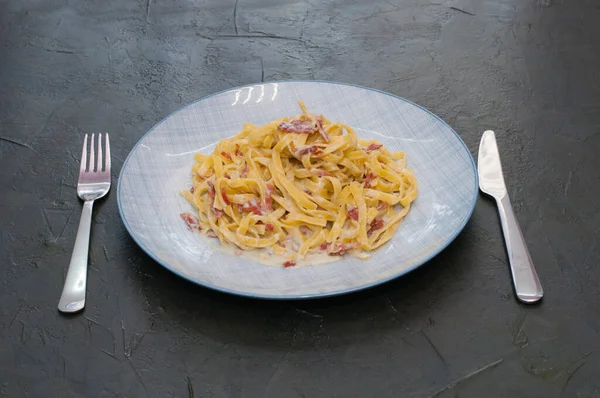 Lezzetli makarna ve sosis. Geleneksel İtalyan yemeği — Stok fotoğraf