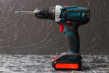 Koyu gri macunlu bir tornavida. Tamir konsepti, inşaat evinin gelişimi..