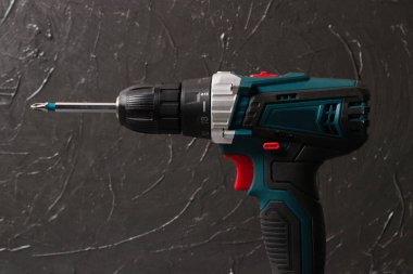 Koyu gri macunlu bir tornavida. Tamir konsepti, inşaat evinin gelişimi..