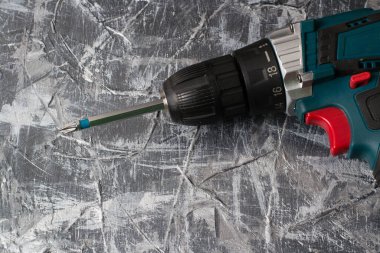 Koyu gri beton üzerinde tornavida veya arka plan sanat macunu. Tamir, inşaat, ev geliştirme kavramı..