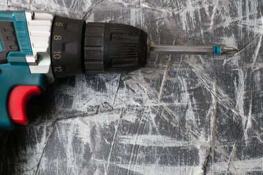 Koyu gri beton üzerinde tornavida veya arka plan sanat macunu. Tamir, inşaat, ev geliştirme kavramı..