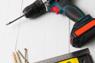 Dowels cetvel, inşaat seviyesi ve kırsal alanda tornavida. İnşaat, onarım, konut koşullarının iyileştirilmesi