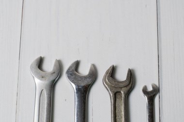 Hafif ahşap yüzeyde kopya alanı olan birkaç anahtar.