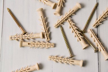 Hafif ahşap arka planda bir sürü beyaz pencere var. İnşaat, onarım, konut koşullarının iyileştirilmesi