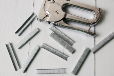 Yapı zımbası ve zımbaları, fotokopi alanı olan açık ahşap zemin üzerinde. İnşaat, onarım, konut koşullarının iyileştirilmesi