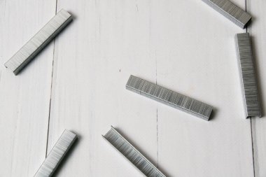 Açık tahta arka planda fotokopi alanı olan yapı destekleri. İnşaat, onarım, konut koşullarının iyileştirilmesi