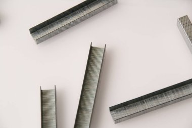 Işık arkaplan üzerinde kopyalama alanı olan yapı destekleri. İnşaat, onarım, konut koşullarının iyileştirilmesi