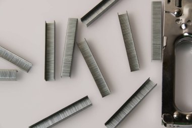 Yapı zımbası ve arka planda fotokopi alanı olan zımbalar. İnşaat, onarım, konut koşullarının iyileştirilmesi