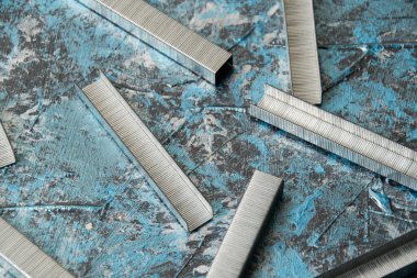 Tamir ve inşaat kavramı. Mavi sanatsal macuna diş telleri yerleştiriliyor