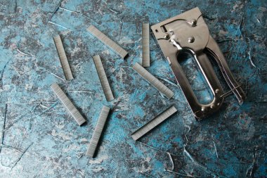 Tamir ve inşaat kavramı. Mavi sanatsal macuna zımba ve zımba.