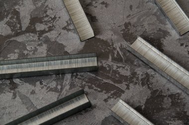 Tamir ve inşaat kavramı. Gri sanatsal macun üzerinde yapı parantezleri