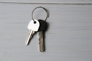 Evin anahtarları ya da açık ahşap arka plandaki ev..