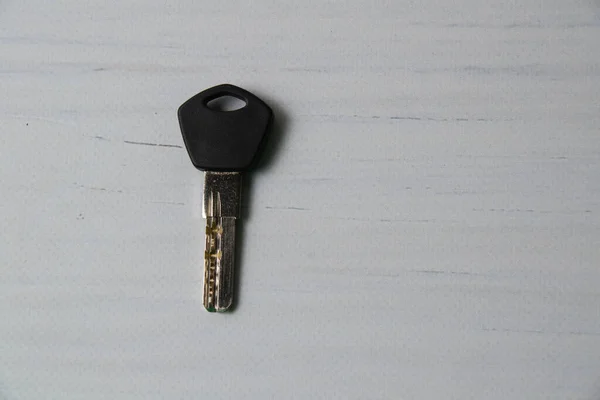 Der Schlüssel Zur Wohnung Oder Zum Haus Auf Hellem Holzgrund — Stockfoto
