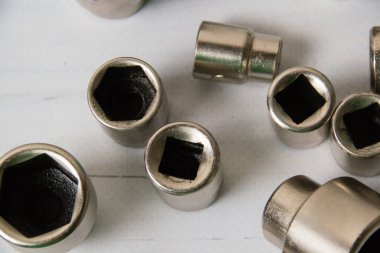 Lokma anahtarı için bir sürü eski, farklı boyutlarda vintage nozüller, ahşap arka plan, üst görünüm yakın makro