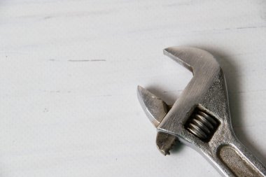 Kopya alanı ile ahşap arkaplan üzerinde eski ayarlanabilir anahtar