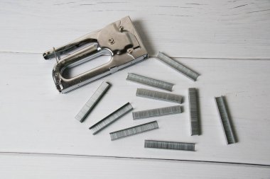 Tamir ve inşaat kavramı. Gri arkaplan görünümlü köşeli zımba zımbası