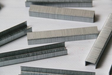 Tamir ve inşaat kavramı. Yukarıdan gri arkaplan görünümlü yapılandırma parantezleri.