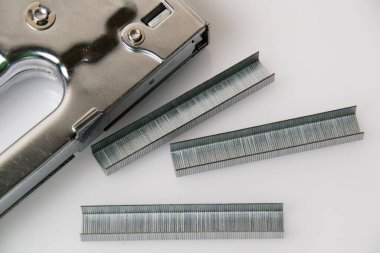 Tamir ve inşaat kavramı. Gri arkaplan görünümlü köşeli zımba zımbası