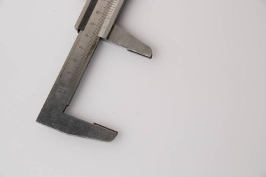 Metal yapı cetveli beyaz arkaplanı izole eder.