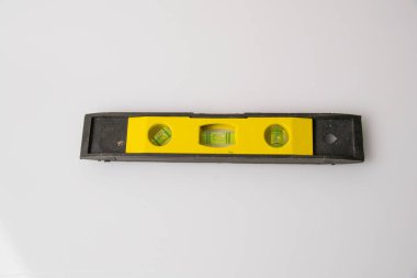 Beyaz arka planda inşaat seviyesi, yakın çekimleri izole et. Ev ve dairelerin onarımı.