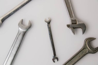 Gri parlak yüzeyde birkaç farklı anahtar var.