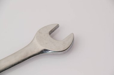 Eski, eski İngiliz anahtarı beyaz arka planda izole edilmiş.