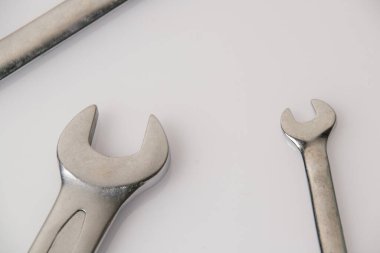 Gri parlak yüzeyde birkaç farklı anahtar var.