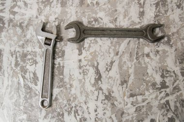 Metin eklemek için kullanılan gri sanatsal macunun arkaplanındaki eski anahtarlar