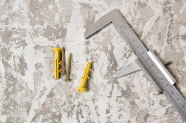 Sarı paneller ve bir bina cetveli beyaz-gri macuna karşı metin eklemek için yer