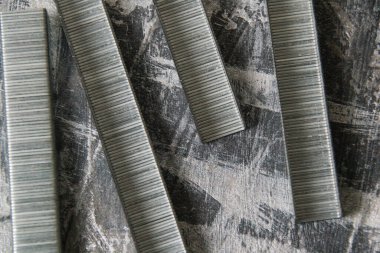 Tamir ve inşaat kavramı. Koyu gri dekoratif macunun arkaplanındaki yapı parantezleri, boşluğu kopyala.