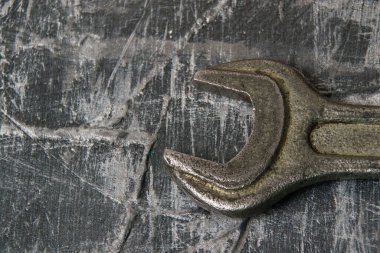 Koyu gri arkaplanda kopyalama alanı olan eski anahtar