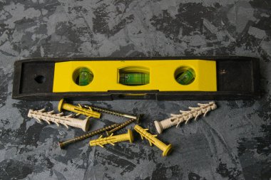 Gri beton arka planda sarı bina ve perdeler. Ev ve dairelerin onarımı.