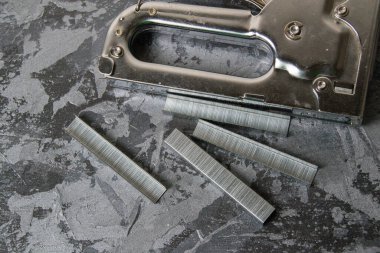 Tamir ve inşaat kavramı. Yapı parantezleri, arka planda koyu gri dekoratif macun zımba, kopyalama alanı, makro yakın çekim