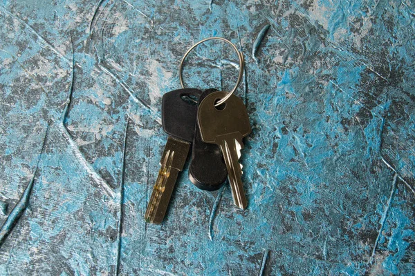 Κλειδιά Για Διαμέρισμα Σπίτι Κλειδί Ενδοεπικοινωνίας Ανοιχτό Ξύλινο Φόντο — Φωτογραφία Αρχείου