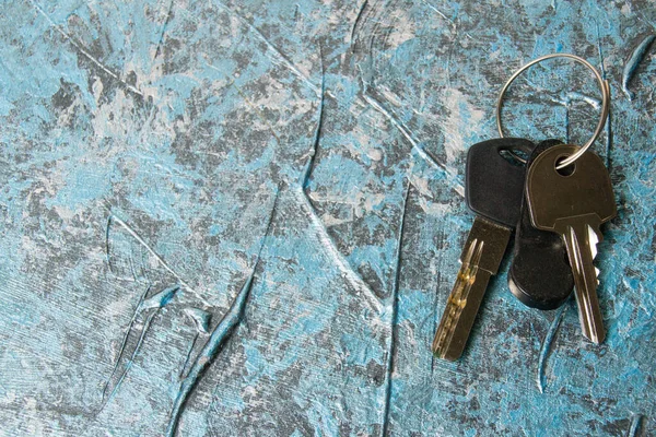 公寓或房子的钥匙 轻型木制背景的内插钥匙 — 图库照片