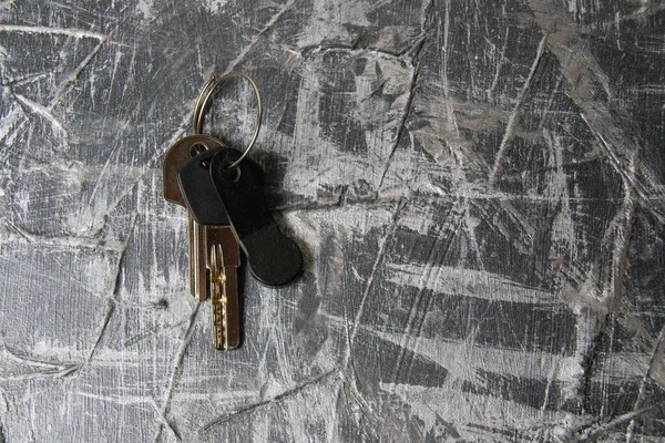 公寓或房子的钥匙 轻型木制背景的内插钥匙 — 图库照片
