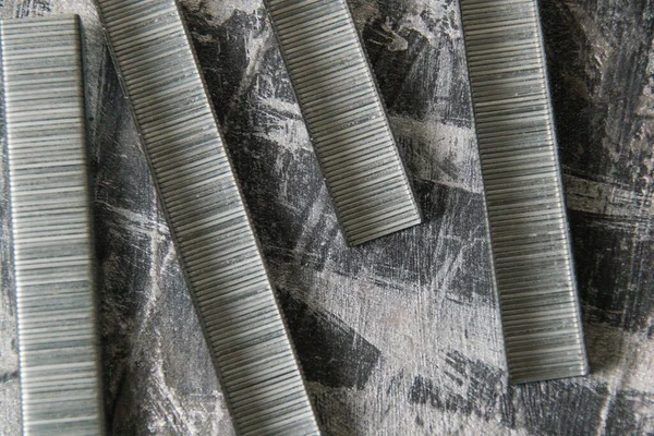 Tamir ve inşaat kavramı. Koyu gri dekoratif macunun arkaplanındaki yapı parantezleri, boşluğu kopyala.