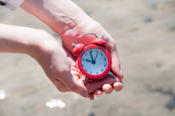 Wekker Vrouwenhanden Symbool Van Snel Voorbijgaande Tijd — Stockfoto