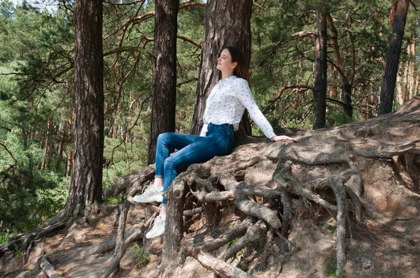 Mujer Joven Muy Hermosa Bosque Coníferas Verano Clima Cálido Soleado — Foto de Stock