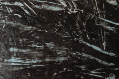 Koyu gri beton ya da desenli macun. Duvarda mavi lekeler ve kopya alanı var.