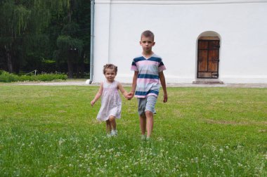 İki çocuk. Yaz parkında el ele tutuşan iki kardeş..