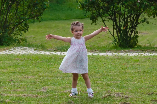 Menina Bonita Vestido Joga Parque Uma Manhã Verão Corre Gramado — Fotografia de Stock