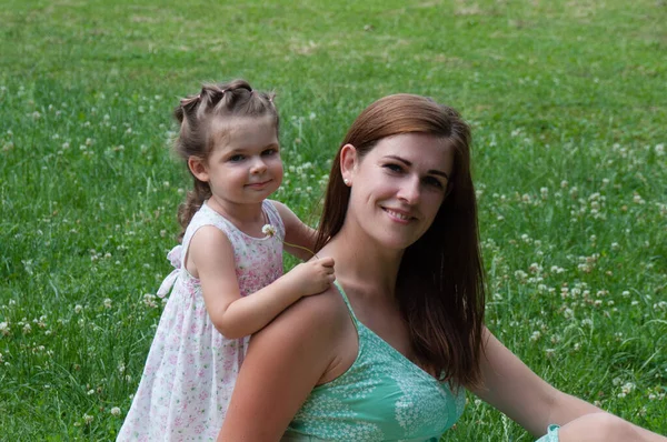 Cute Mom Daughter Summer Park — Stock Photo, Image